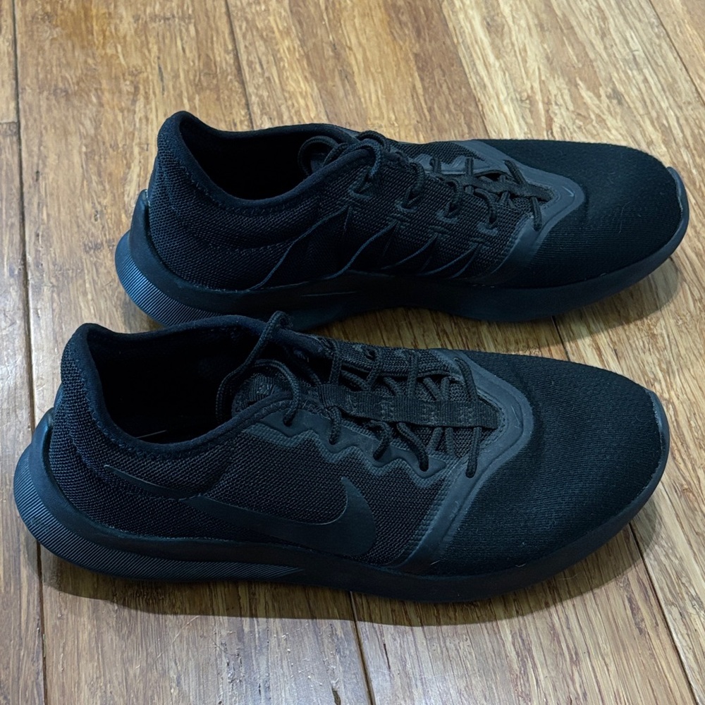 Nike Viale Tech Racer Black Sneakers Womens Size 7.5